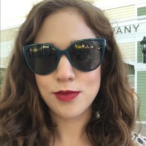Meet your Posher, Elyssa